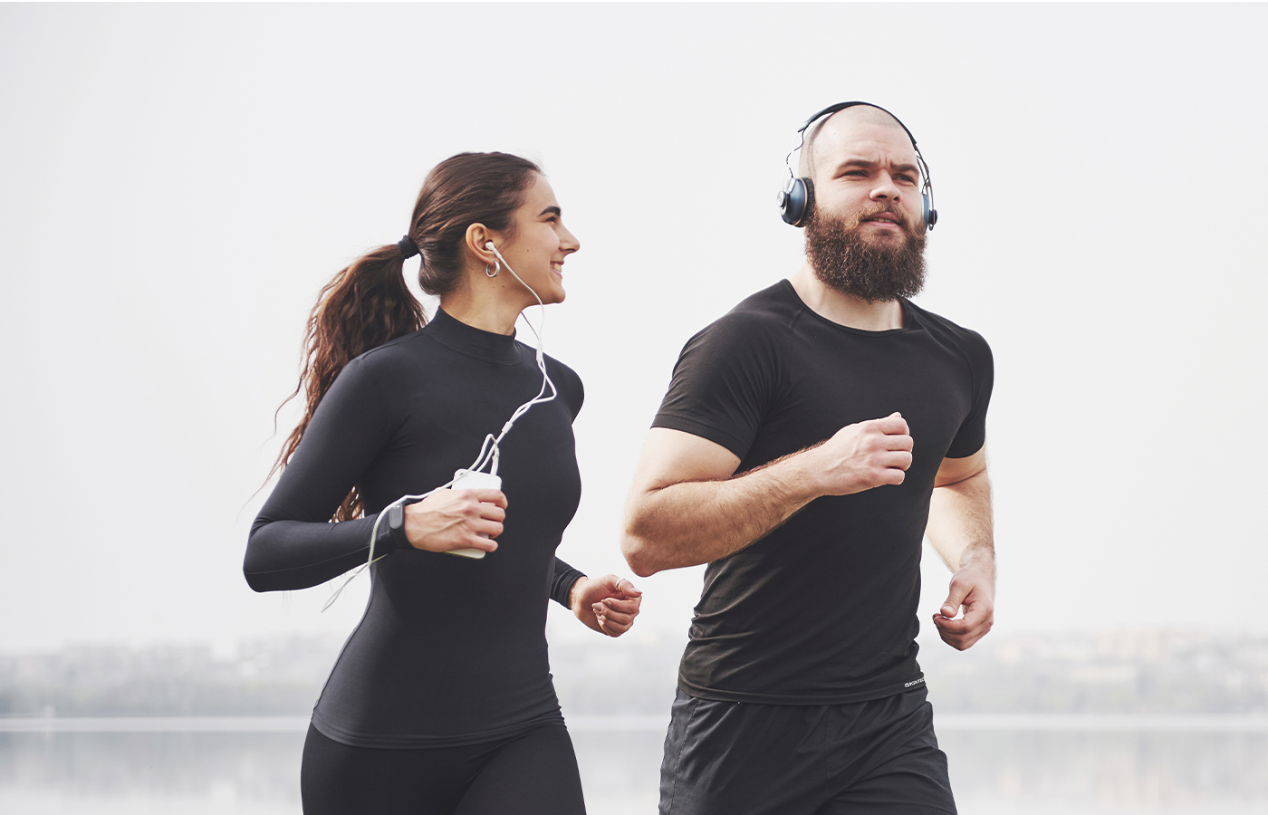 um casal corre para o exterior