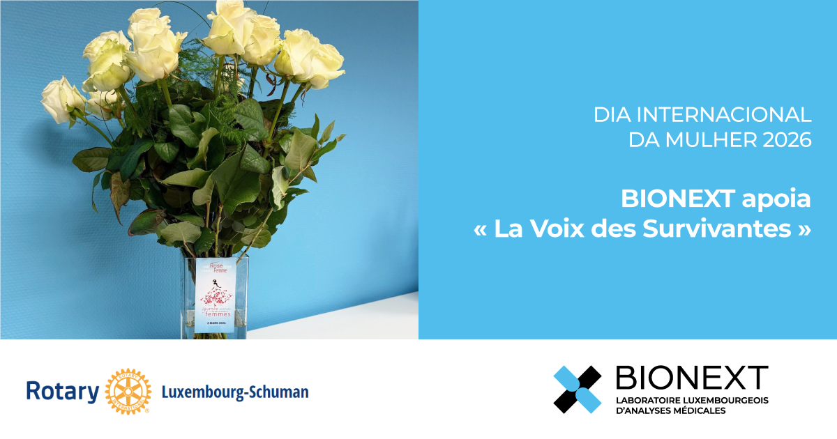 Ramo de rosas brancas num vaso para o Dia Internacional da Mulher 2026, com a mensagem “BIONEXT apoia La Voix des Survivantes”, juntamente com o Rotary Club Luxembourg-Schuman.
