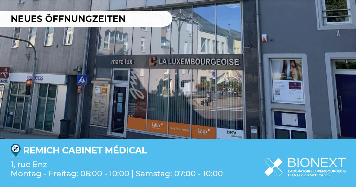 Fassade einer BIONEXT-Arztpraxis in Remich mit dem Hinweis ‚Neue Öffnungszeiten‘. Das Bild zeigt die Adresse ‚1, rue Enz‘ sowie die Öffnungszeiten: Montag bis Freitag von 06:00 bis 10:00 Uhr und Samstag von 07:00 bis 10:00 Uhr.