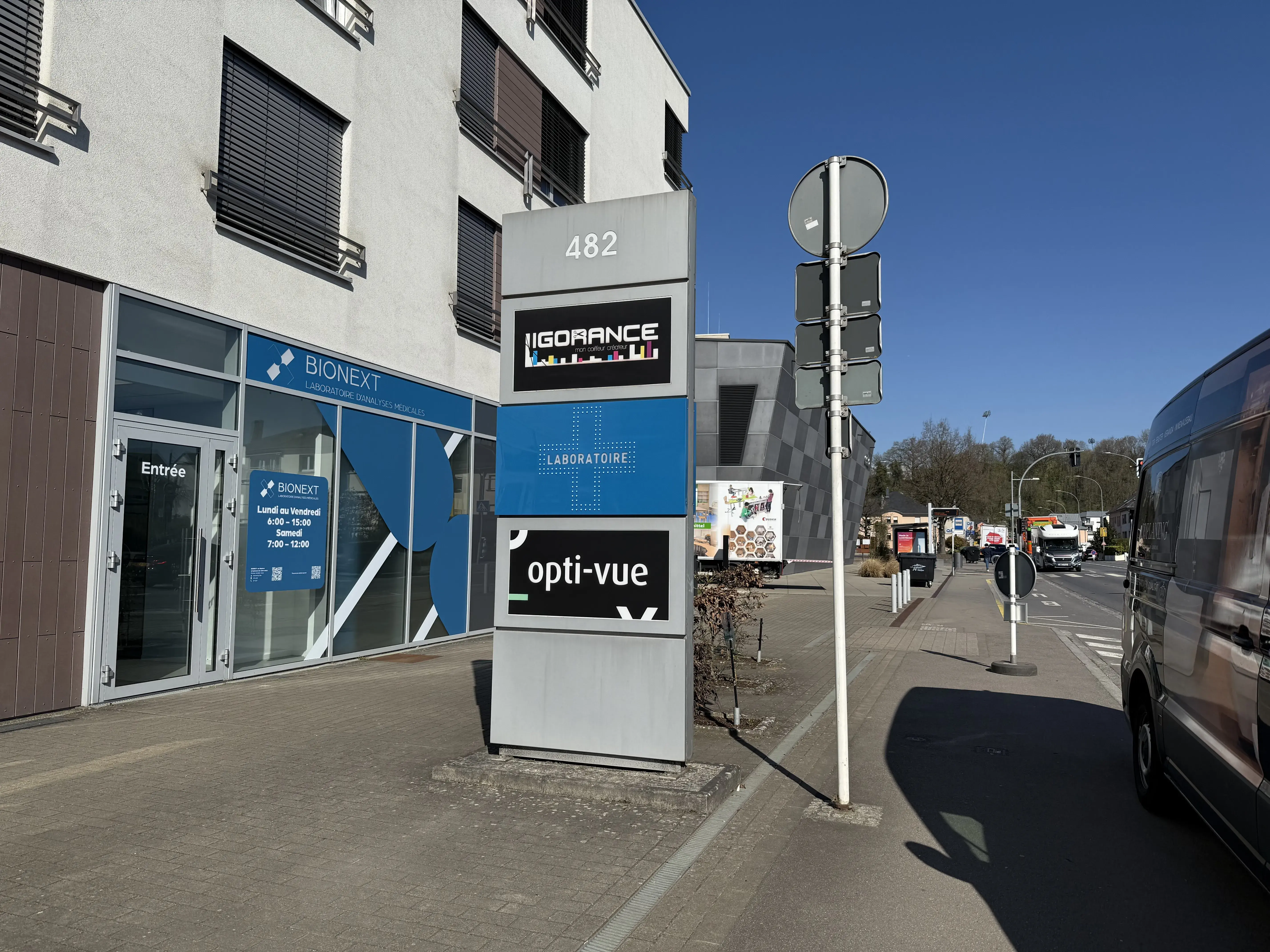 Fassade des BIONEXT-Labors für medizinische Analysen in Hesperange, 482 route de Thionville