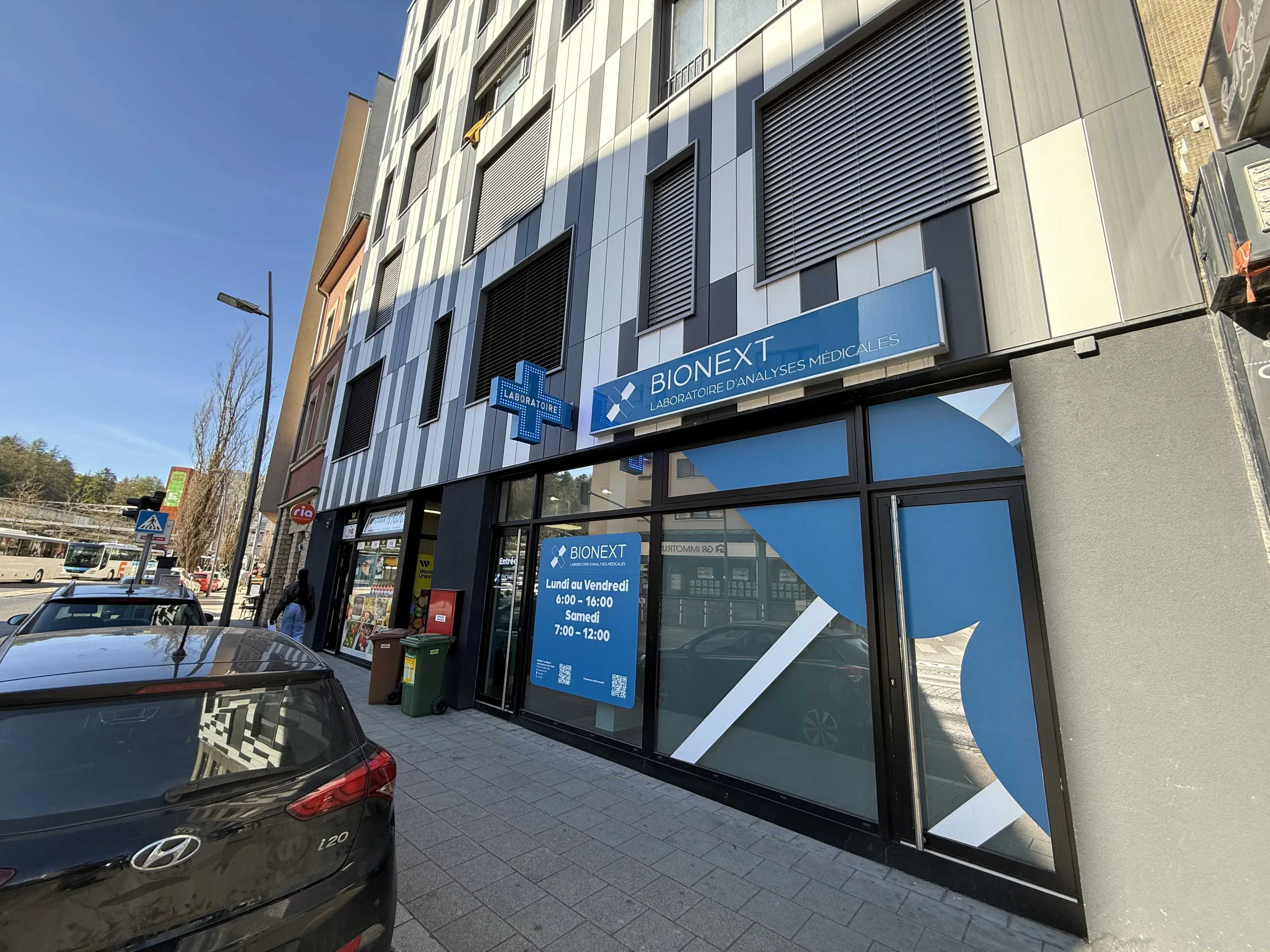 Fassade des BIONEXT-Labors für medizinische Analysen in Esch-sur-Alzette, 16 Boulevard J.F. Kennedy