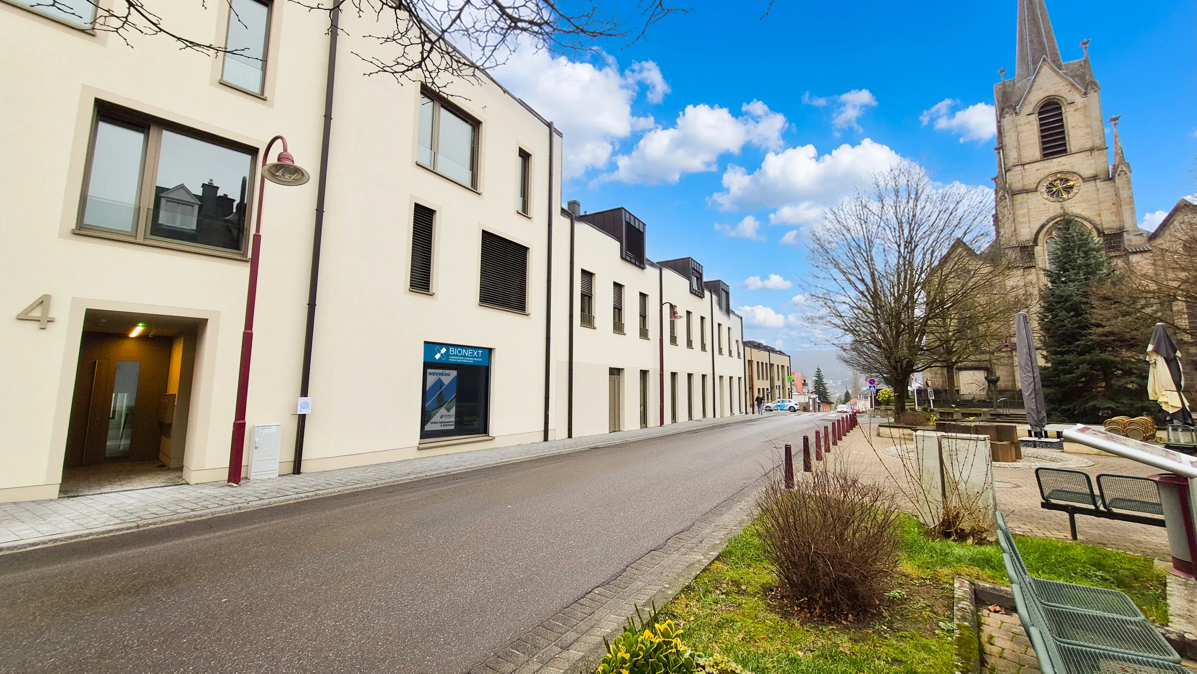 Fassade des BIONEXT-Labors für medizinische Analysen in Steinsel, 4 Place de l'Église