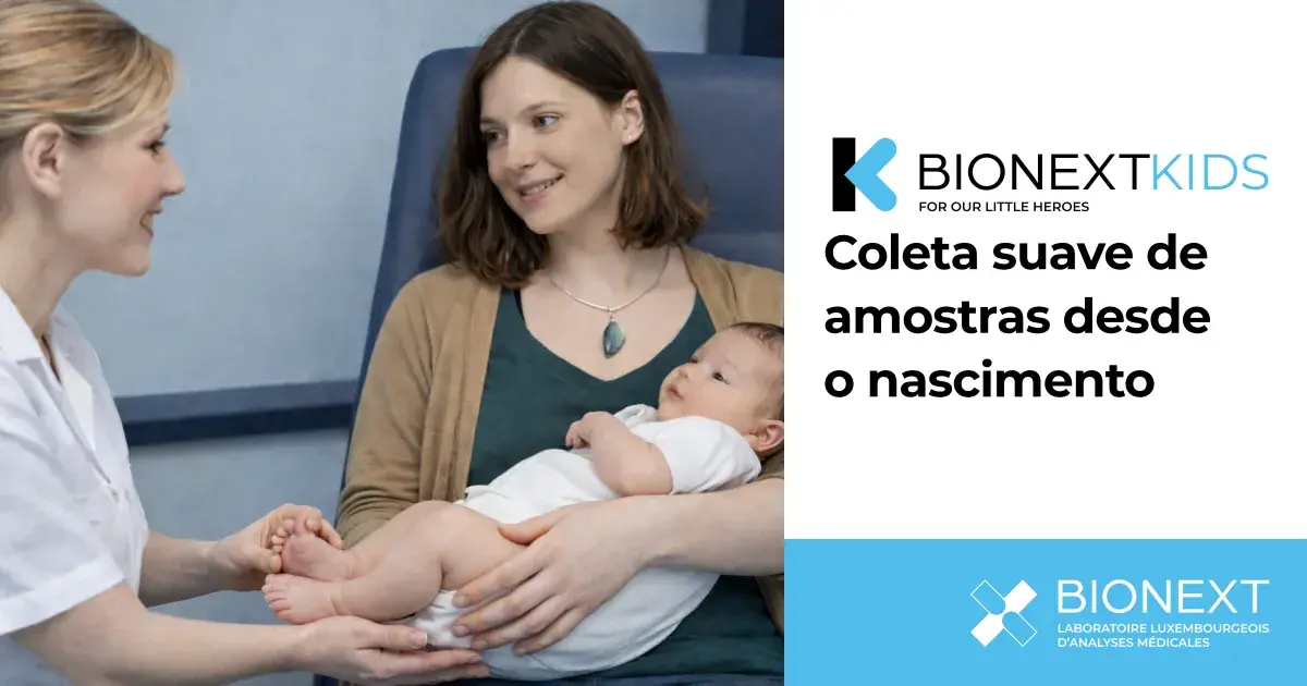 Profissional de saúde realizando uma coleta suave em um bebê nos braços da mãe - BIONEXTKIDS