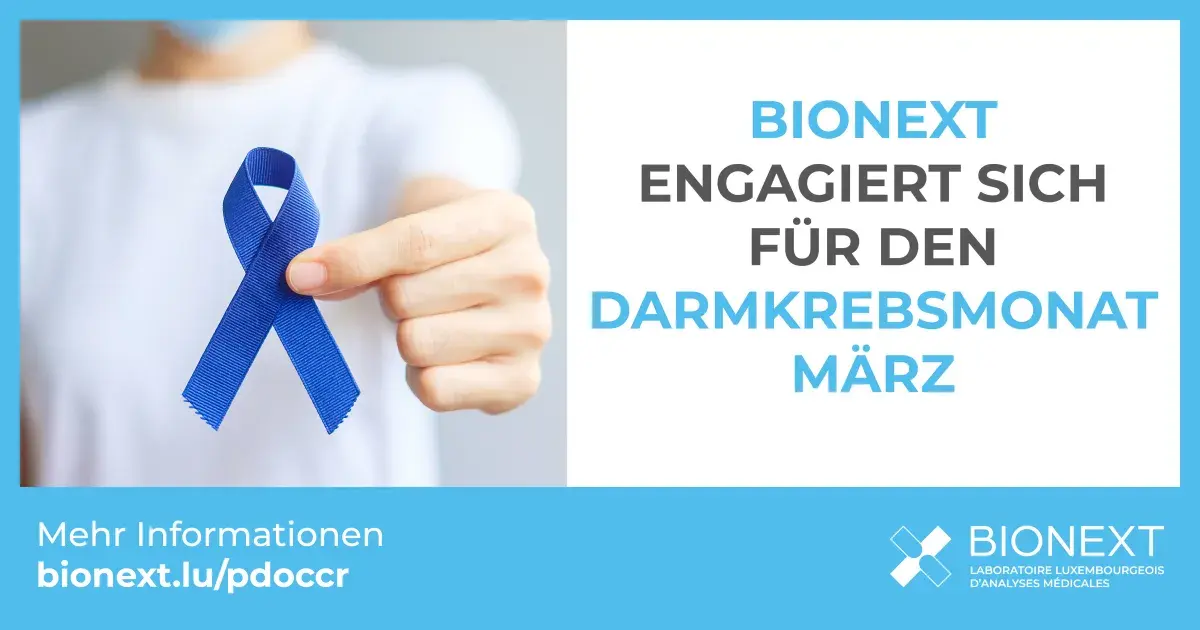 Blaue Schleife in einer Hand als Symbol für Mars Bleu, mit der Botschaft „BIONEXT engagiert sich für Mars Bleu“ und dem Link bionext.lu/pdoccr