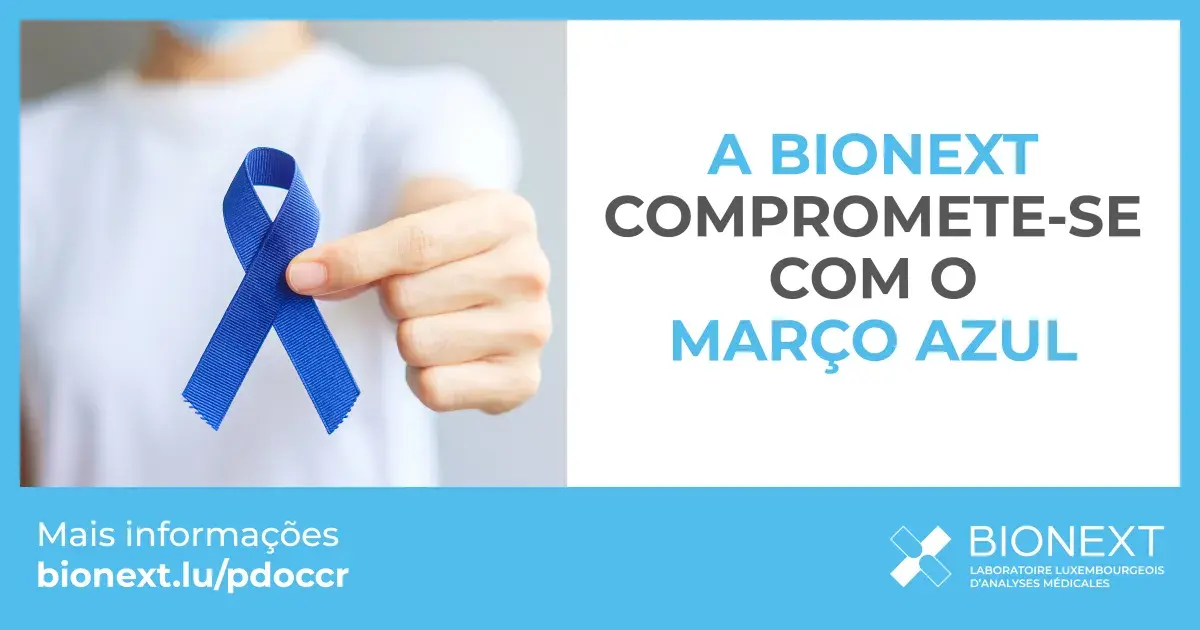 Laço azul segurado na mão, símbolo do Mars Bleu, com a mensagem “BIONEXT compromete-se com o Mars Bleu” e ligação para bionext.lu/pdoccr