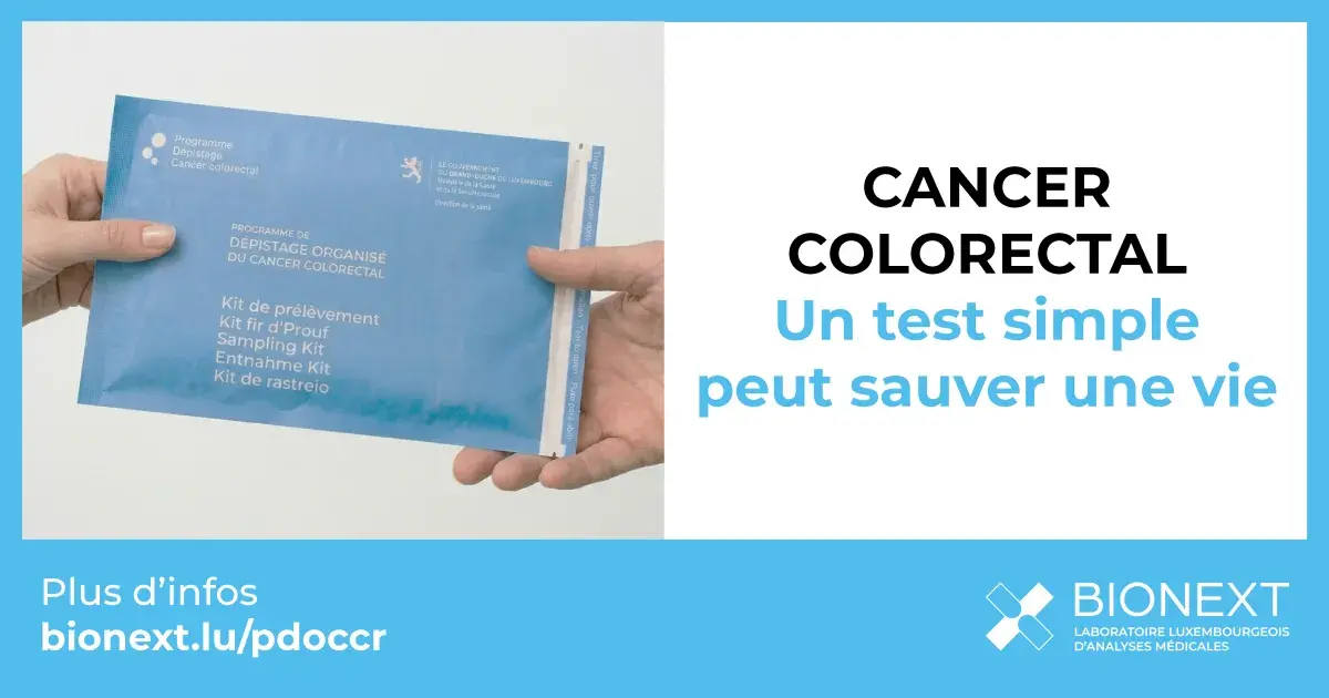 Kit de dépistage du cancer colorectal du programme luxembourgeois tenu en main, test simple pouvant sauver des vies.