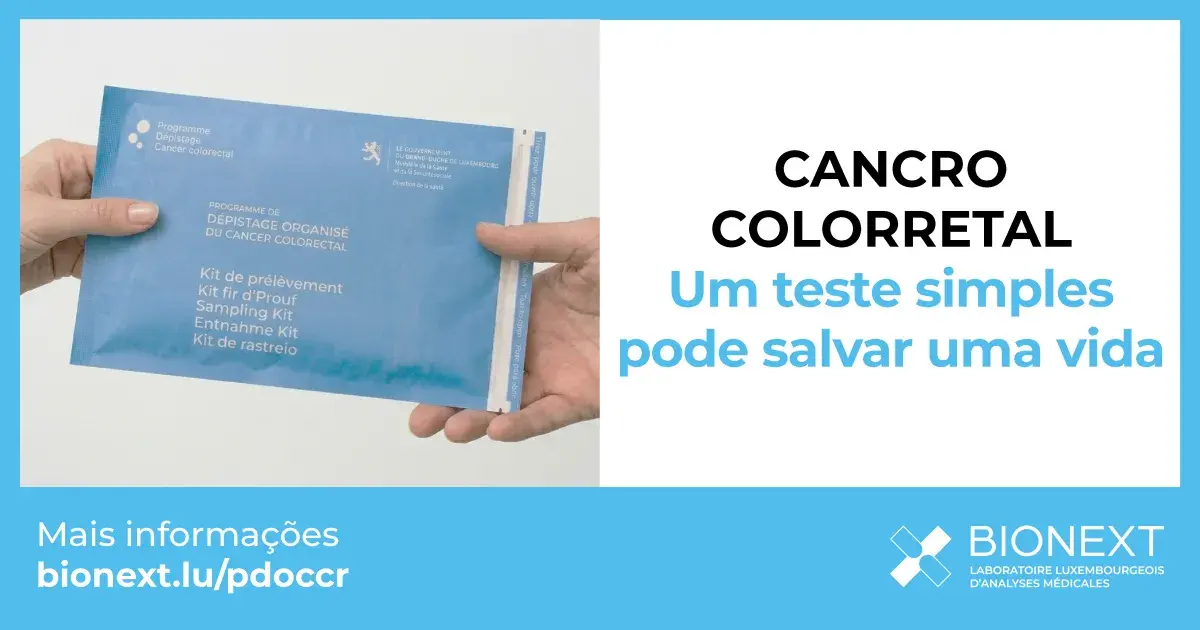 Kit de rastreio do cancro colorretal do programa luxemburguês segurado na mão.