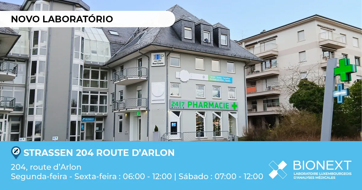 Fachada de um novo laboratório da BIONEXT localizado na 204, route d’Arlon em Strassen, ao lado de uma farmácia identificada por uma cruz verde iluminada. A imagem apresenta a indicação ‘Novo laboratório’ e os horários de funcionamento: de segunda a sexta-feira das 06:00 às 12:00 e ao sábado das 07:00 às 12:00.